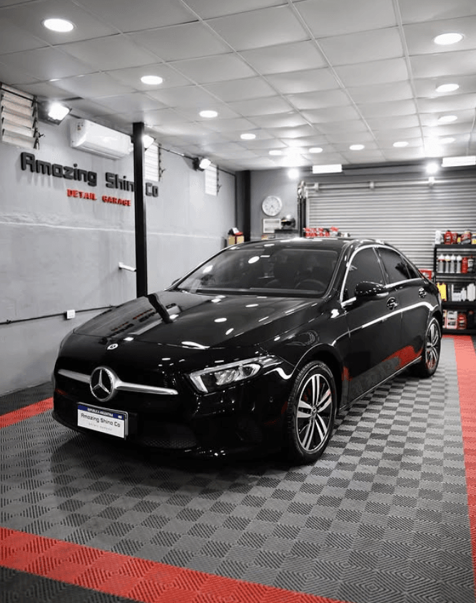 Mercedes negro con brillo de estudio